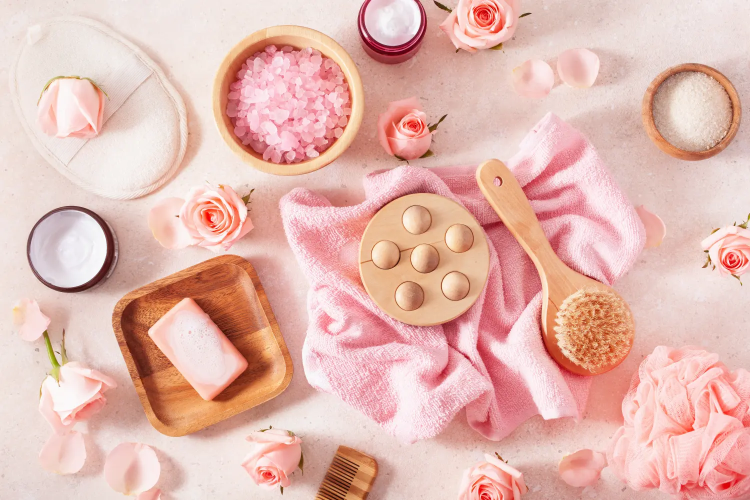 Hautpflegeprodukte und Rosenblüten. Naturkosmetik für die Spa-Behandlung zu Hause