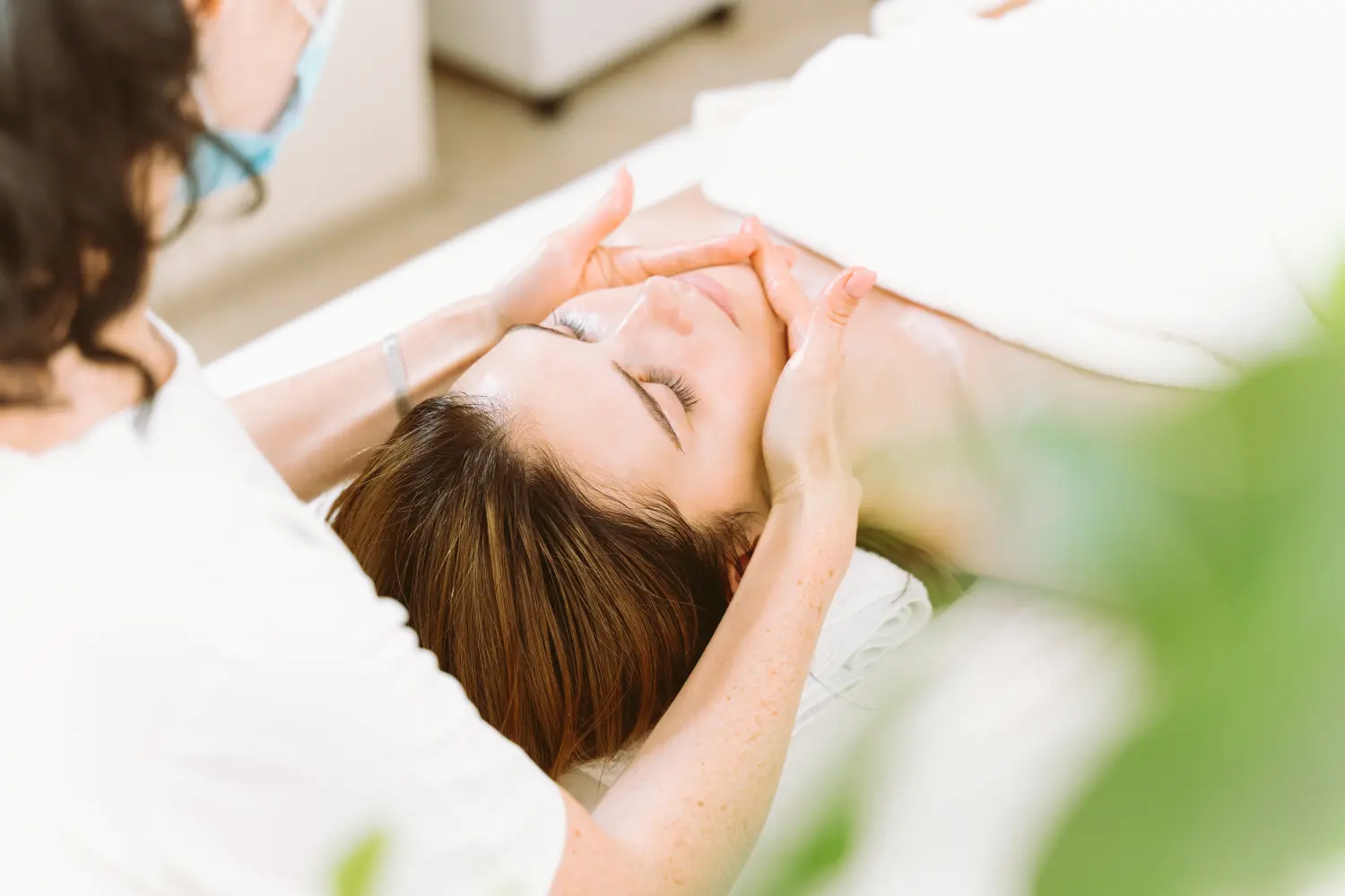 Lymphdrainage-Gesichts- und Kragenzonenmassage durch einen professionellen Masseur in der Klinik